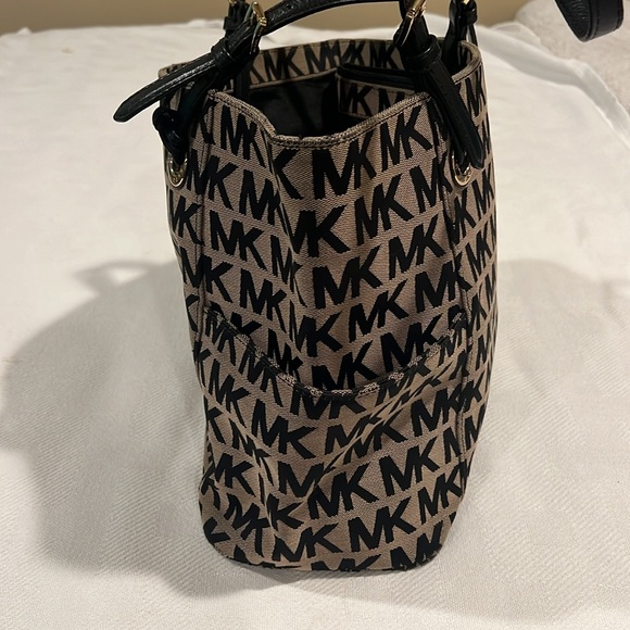Michael Kors creme/ blk pocket book - Picture 2 of 7
